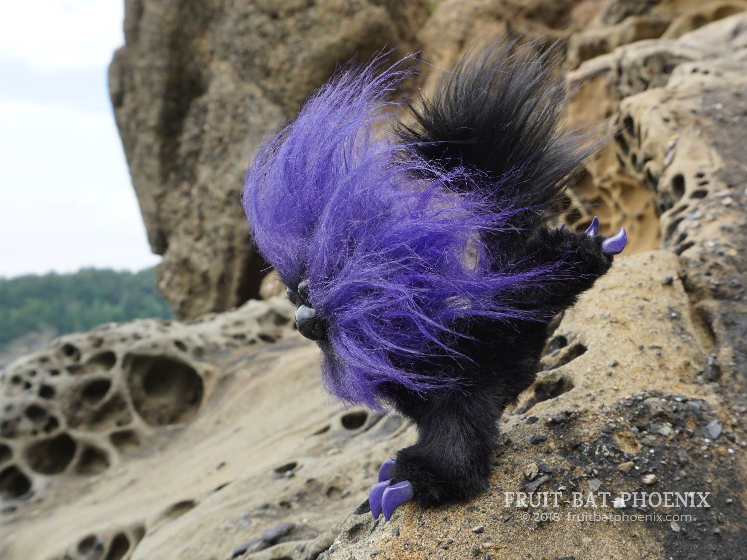 ultraviolet mmpoff does a handstand